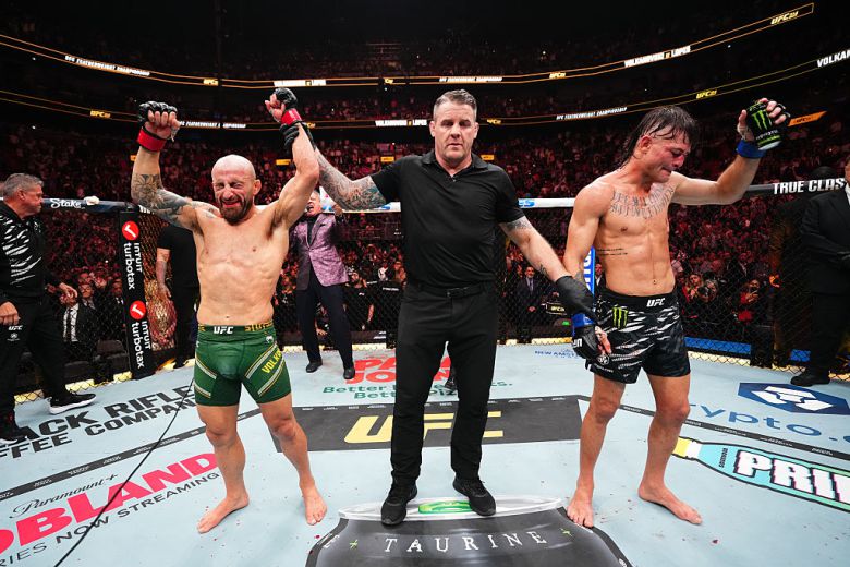 UFC 314에서 판정승으로 라이트급 타이틀을 승리한 볼카노프스키(왼쪽). 디에고 로페스는 자신이 손을 들고 있을 뿐 심판은 그의 손을 들어주지 않았다. [게티이미지]