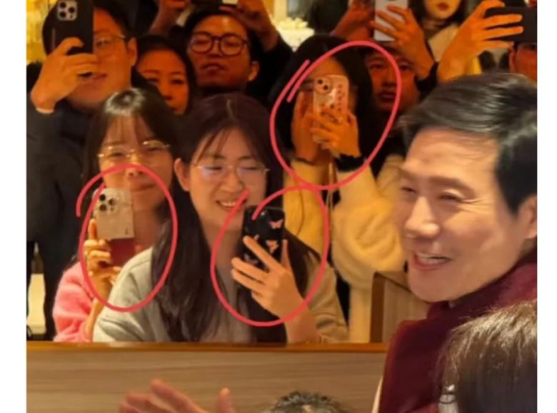 샤오미 직원들이 레이쥔 샤오미 창업자 겸 최고경영자(CEO)를 아이폰으로 촬영하는 모습. [중국 SNS 캡처]