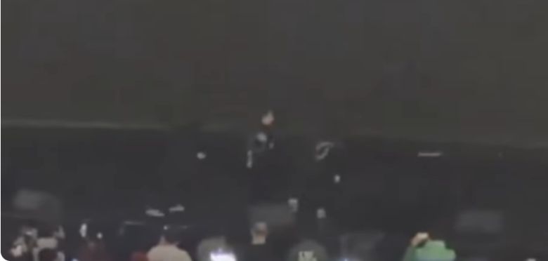 일본 애니메이션 ‘원피스’ 주제곡으로 유명한 가수 오츠키 마키가 지난 27일 중국 상하이에서 열린 ‘반다이 남코 페스티벌 2025’ 무대에서 강제 퇴장하고 있다. [유튜브 캡처]