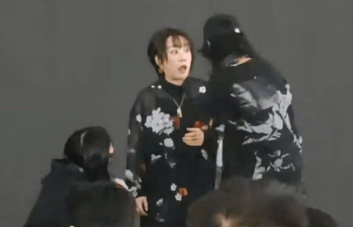 일본 가수 오쓰키 마키가 지난 28일(현지시간) 중국 상하이에서 열린 ‘반다이 남코 페스티벌 2025’에서 노래를 부르던 중 갑자기 무대로 올라온 스태프들에게 저지당하는 모습. [엑스(X·옛 트위터) 캡처