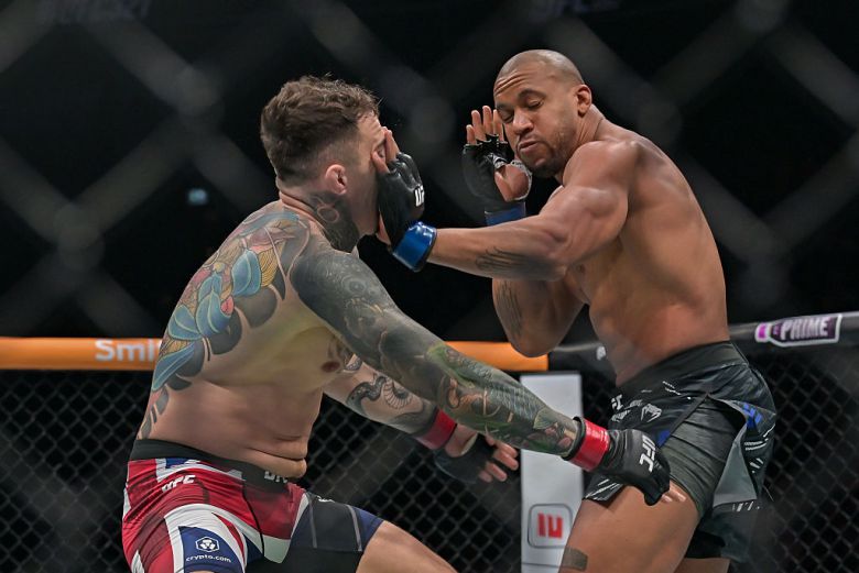 톰 아스피널이 태클하려는 도중 시릴 간이 손가락을 펴서 아스피널의 눈을 찌르고 있다. 이는 반칙에 해당한다. 간은 경기중 크게 두 차례 눈찌르기 반칙을 저질렀다. [게티이미지]