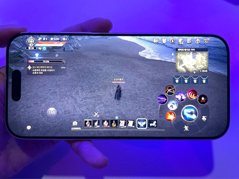 엔씨소프트 신작 ‘아이온2’ 모바일 버전을 아이폰17에서 시연하고 있는 모습 [차민주 기자/@chami]