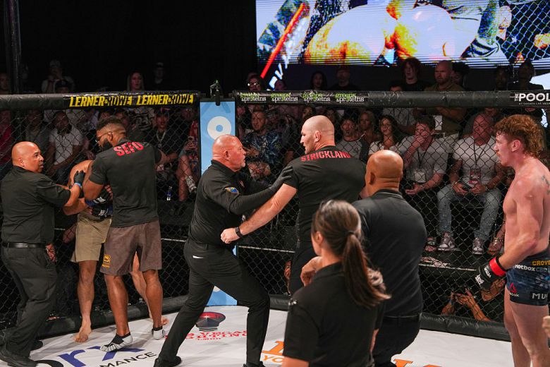 지난 6월 라스베이거스에서 열린 한 격투기 대회에서 링세컨드로 출장한 션 스트릭랜드(가운데)가 팀동료의 패배가 결정되자 상대 선수를 두들겨팼다. 이를 심판이 황급히 뜯어 말리고 있는 장면이다. [게티이미지]