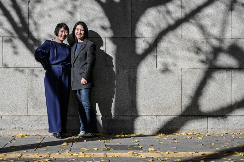 뮤지컬 ‘크리스마스 캐럴’의 콤비 조한나 작곡가(오른쪽), 정준 작가는 찰스 디킨스 원작의 소설을 무대로 올리며 ‘우리만의 캐럴’을 만들었다고 했다. [세종문화회관 제공]