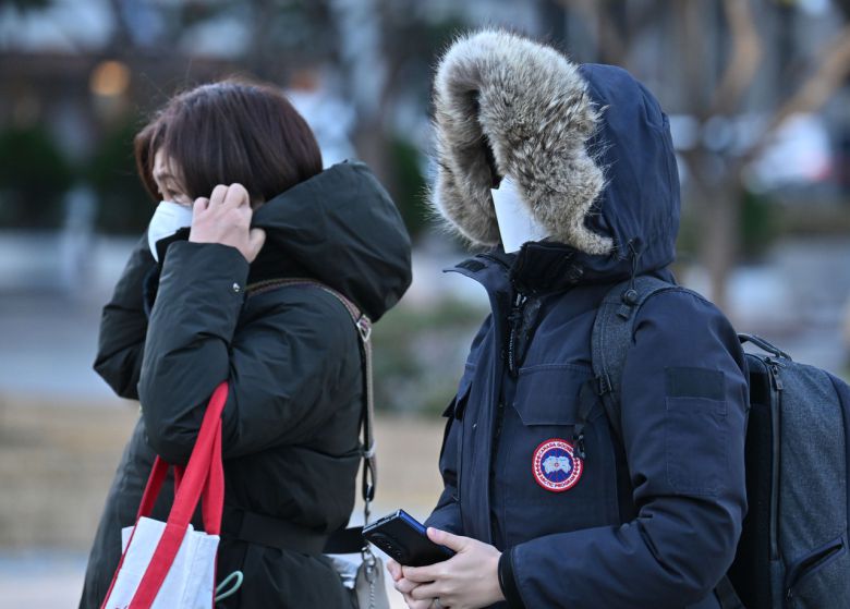 서울 종로구 세종대로 사거리에서 시민들이 두터운 옷차림으로 거리를 지나고 있다.  임세준 기자