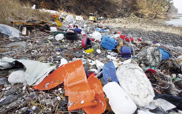 충남 태안군 소원면 해변에 강풍으로 떠밀려온 스티로폼 등 각종 해양 쓰레기.[연합]
