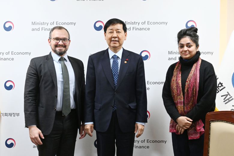 구윤철 부총리 겸 기획재정부 장관이 4일 국제신용평가사 피치(Fitch) 연례협의단과 면담에 앞서 기념사진을 찍고 있다. [기획재정부 제공]