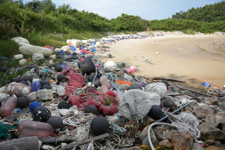 전남 신안군 한 해변에 쓰레기가 쌓여 있다.[녹색연합 제공]