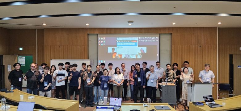 경쟁력 있는 윔프 탐색 결과를 발표한 코사인-100 국제 공동 연구진.[IBS 제공]