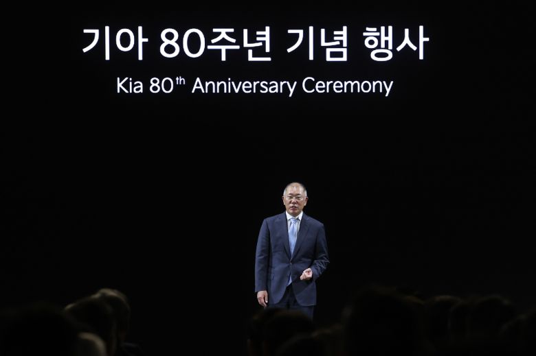 정의선 현대차그룹 회장이 5일 경기 용인시 기아 비전스퀘어에서 열린 기아 80주년 기념식에서 발언하고 있다. [연합]