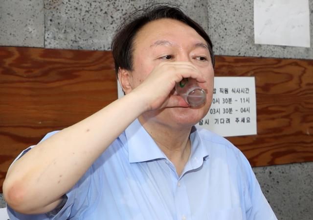 윤석열 전 대통령이 2021년 대선 주자 시절 부산 서구의 한 식당을 방문해 지역 국회의원들과 함께 식사하던 중 소주를 마시고 있다. [뉴시스]