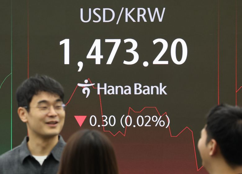 5일 서울 중구 하나은행 본점 딜링룸에서 직원들이 업무를 보고 있다. 이날 코스피는 전장보다 5.01포인트(0.12%) 내린 4,023.50로 시작했으나 9시 37분 현재 4,030대 상승세를, 원/달러 환율은 하락세를 보이고 있다. <연합뉴스>