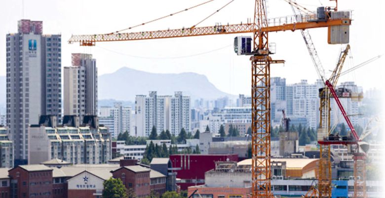 올해 분양 보증사고 금액이 약 3500억원으로 지난해 대비 70%가량 줄었다.그러나 이는 지방 건설사의 잇단 부도로 분양 사업이 위축된 데 따른 것이다. 사진은 지방의 한 아파트 건설현장  [연합]