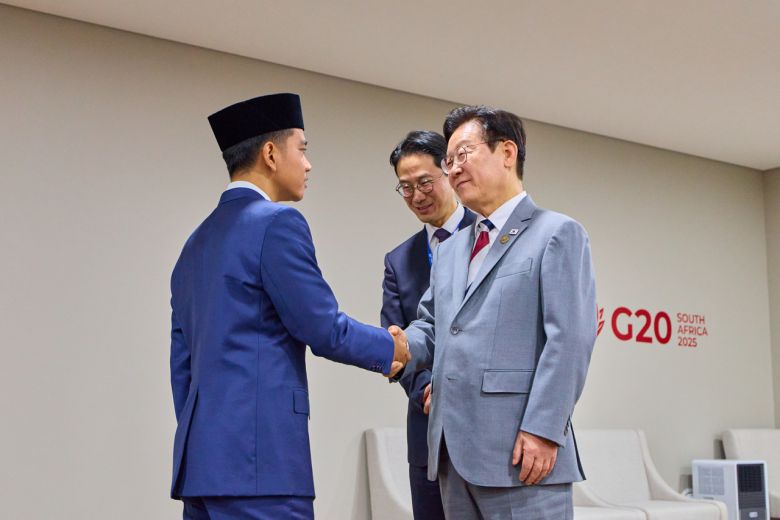 이재명 대통령이 22일(현지시간) 주요 20개국(G20) 정상회의가 열리는 남아프리카공화국 나스렉 엑스포센터에서 열린 한-믹타 정상회동에서 기브란 라카부밍 라카 인도네시아 부통령과 인사하고 있다.[연합]