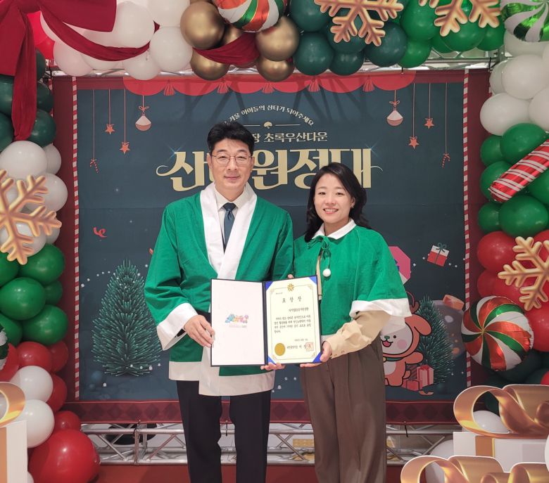 최승인(왼쪽) 초록우산 어린이재단 최승인 대전지역본부장과 서유화 연구개발특구진흥재단 성과혁신팀장이 기념사진을 촬영하고 있다.[특구재단 제공]