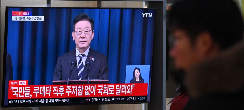 지난 3일 오전 서울 용산구 서울역 대합실에서 시민들이 이재명 대통령의 빛의 혁명 1주년 대국민 특별성명 생중계를 시청하고 있다. 임세준 기자