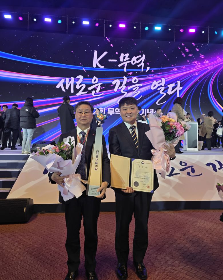 정창진(왼쪽) 한전원자력연료 사장과 황인선 부장이 ‘3억 불 수출의 탑’ 상장을 수여 받고 기념 촬영을 하고 있다.[한전원자력연료 제공]