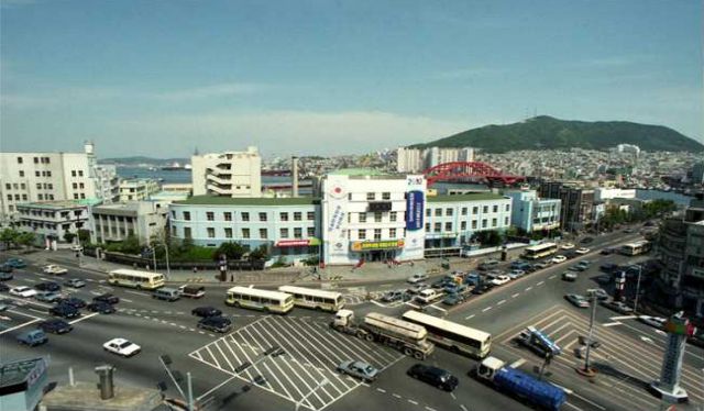 옛 부산시청 전경(문진우 작가 기증, 원본소장처 : 부산근현대역사관) [부산도서관 제공]