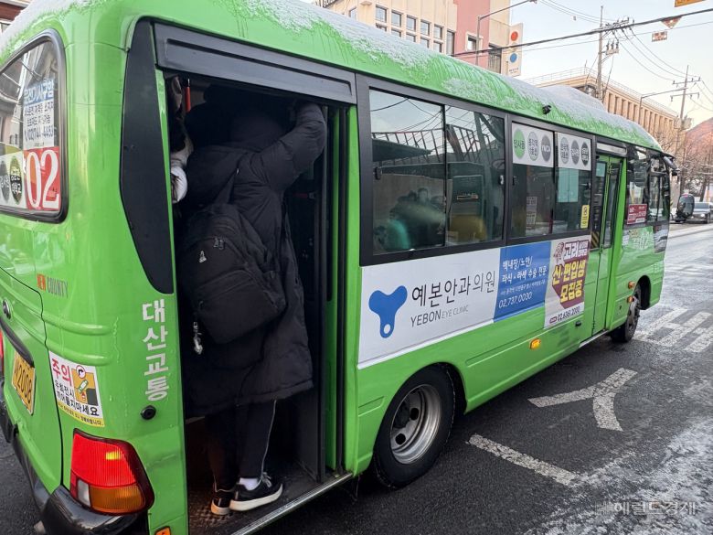5일 오전 8시께 서울 종로구 안국역에서 정차한 마을버스가 만차로 출발을 못하고 있다. 이날 시민들은 마을버스가 여러 차례 지연되자 만차 버스에 타거나 택시를 잡기도 했다. 정주원 기자.