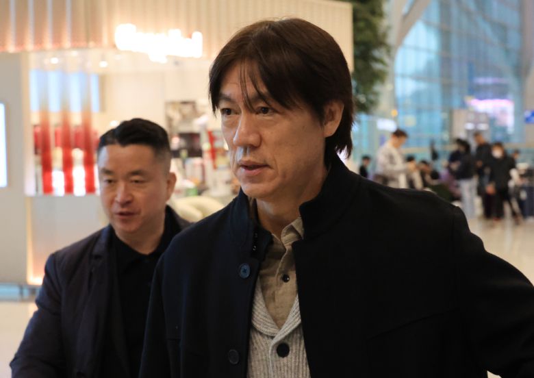 초조한 표정을 감추지 못 하는 홍명보 월드컵 대표팀 감독 [연합]