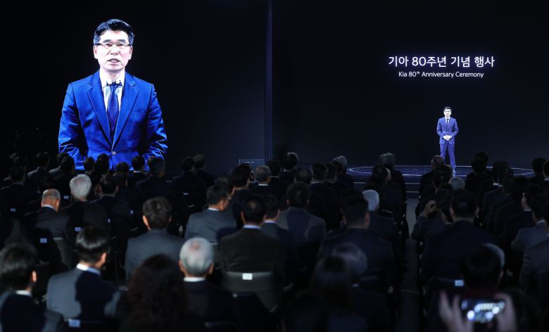 송호성 기아 사장이 5일 경기 용인 기아 비전스퀘어에서 열린 기아 80주년 기념식에서 발언하고 있다. [연합]