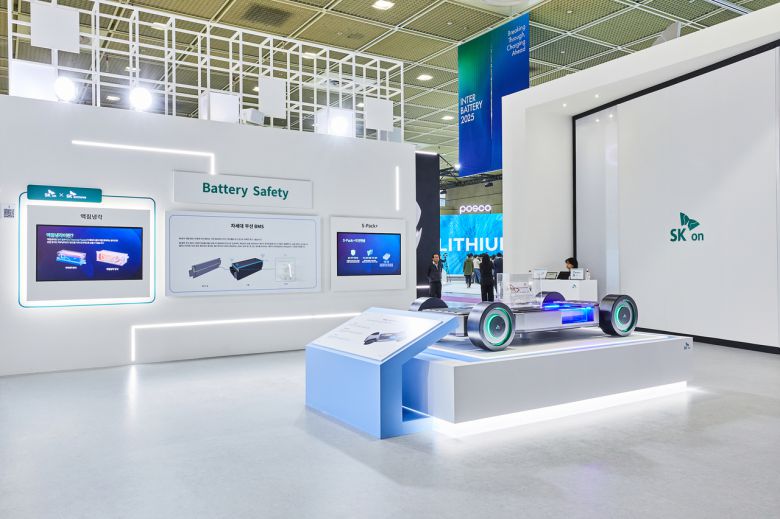 SK온-SK엔무브 EV 액침냉각 배터리팩(위쪽)과  SK온 컨테이너형 ESS 제품. SK그룹 내 전기차 배터리 산업을 주도해 온 SK온은 미국 에너지저장장치(ESS) 시장에 진출하는 등 사업다각화에 속도를 내고 있다.  [SK온 제공]