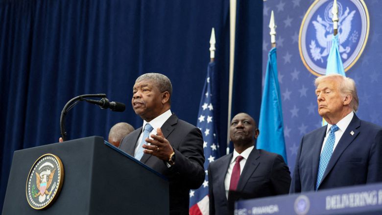 2025년 12월 4일 미국 워싱턴DC 미국평화연구소에서 열린 서명식에서 앙골라 대통령이자 아프리카연합(AU) 의장인 주앙 로렌수( Joao Lourenco )가 도널드 트럼프 미국 대통령, 윌리엄 루토 케냐 대통령과 함께 발언하고 있다.[로이터]