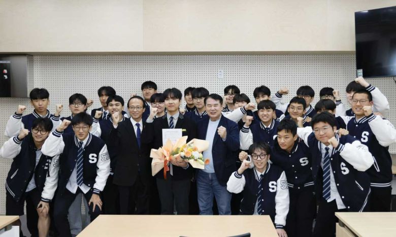 수능 만점의 주인공은 3학년 인문계열 최장우 학생로, 모든 영역에서 만점을 받았다.