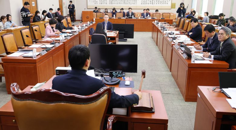 5일 서울 여의도 국회 법제사법위원회에서 변호사 비밀 유지 권한 확대하는 변호사법 개정안 등을 심사하기 위한 법안심사소위원회의가 열리고 있다. [연합]