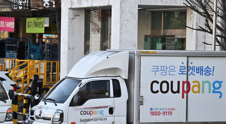 쿠팡이 3370만개 계정의 개인정보가 유출된 사실을 공개한 뒤 소비자의 불안이 점차 커지고 있다. 지난 4일 오후 서울 도심 내 한 쿠팡 물류센터에 배송차량이 주차되어 있다. 임세준 기자