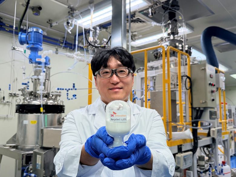 SK이노베이션 환경과학기술원 연구원이 LFP 배터리 재활용 기술을 통해 회수한 탄산리튬(Li₂CO₃)을 소개하고 있다. [SK이노베이션 제공]