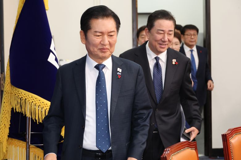 정청래(왼쪽부터) 더불어민주당 대표와 김병기 원내대표가 5일 국회에서 열린 최고위원회의에 참석하고 있다. [연합]