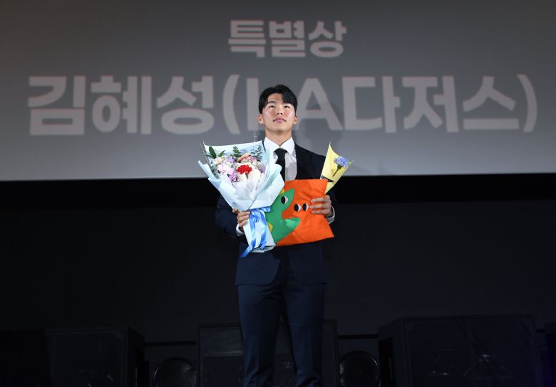 LA 다저스 김혜성이 4일 서울 영등포구 타임스퀘어 CGV 영등포 스크린X관에서 열린 ‘제39회 스포츠서울 올해의 상’에서 특별상을 수상한 뒤 기념사진을 촬영하고 있다. [스포츠서울 제공]