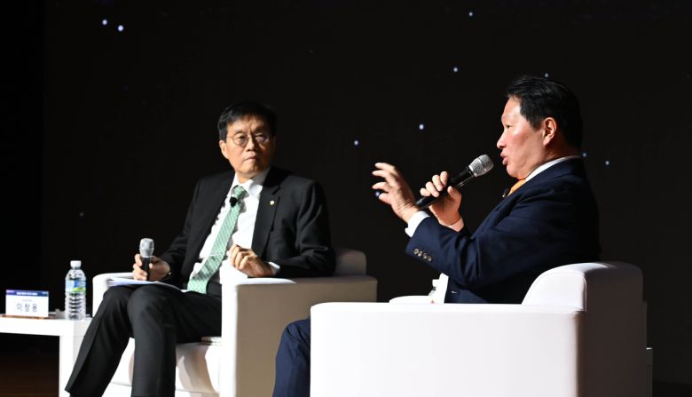 이창용(왼쪽) 한국은행 총재와 최태원 대한상공회의소 회장이 5일 서울 중구 대한상의에서 열린 제4회 대한상공회의소-한국은행 공동 세미나에서 특별 대담을 하고 있다. [헤럴드DB]