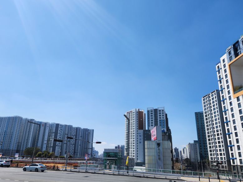 지방 부동산 경기 침체가 나아질 기미가 보이지 않은 가운데 지역 건설사들에 대출해줬던 지방은행들의 건전성 지표도 악화하고 있다. 사진은 동대구역 인근 아파트 단지 모습으로 기사와 직접 관련이 없음. [헤럴드 DB]