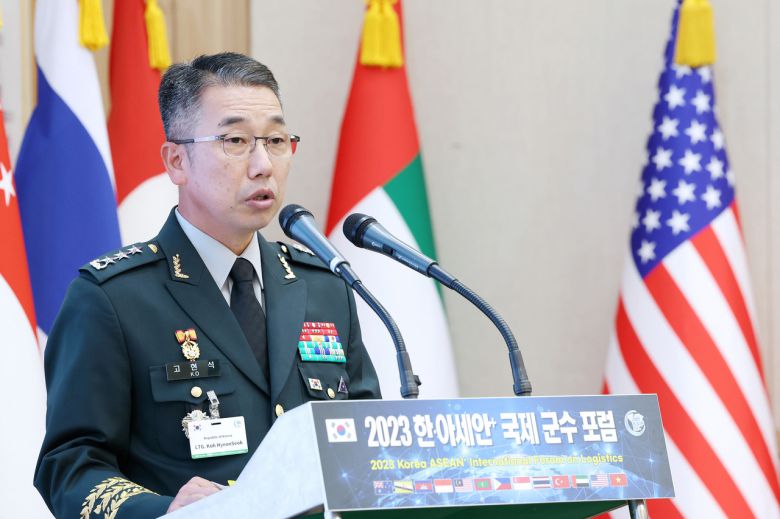 고현석(중장) 육군참모차장이 2023년 9월 19일 충남 계룡 육군본부에서 열린 2023 한·아세안+ 국제 군수포럼에서 육군참모총장 환영사를 대독하고 있다. [뉴시스]