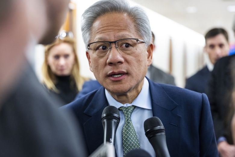 젠슨 황 엔비디아 최고경영자(CEO)가 3일(현지시간) 도널드 트럼프 미국 대통령과 상원 은행위원회 소속 공화당 의원들을 만나기 위해 미국 워싱턴DC의 상원 사무실에 도착했다. [EPA]