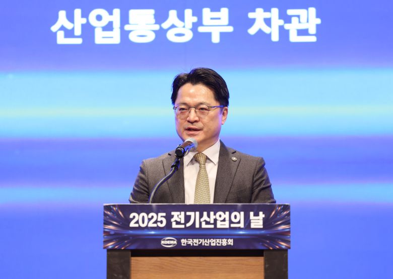 문신학 산업통상부 차관이 5일 서울 엘타워에서  열린 ‘2025 전기산업의 날’에서 축사를 하고 있다. [산업통상부 제공]