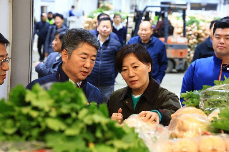 송미령 농림축산식품부 장관이  지난달 12일 서울 송파구 가락시장을 방문해 배추와 무, 대파 등 주요 김장재료의 출하 상황과 도매가격을 점검했다.  [농림축산식품부 제공]