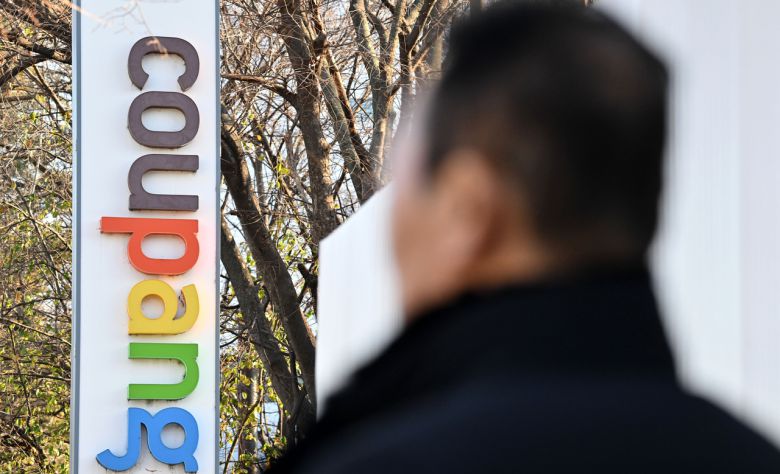 쿠팡이 3370만개 계정의 개인정보가 유출된 사실을 공개한 뒤 소비자의 불안이 점차 커지고 있다. 사진은 서울 도심 내 한 쿠팡 물류센터 모습. 임세준 기자