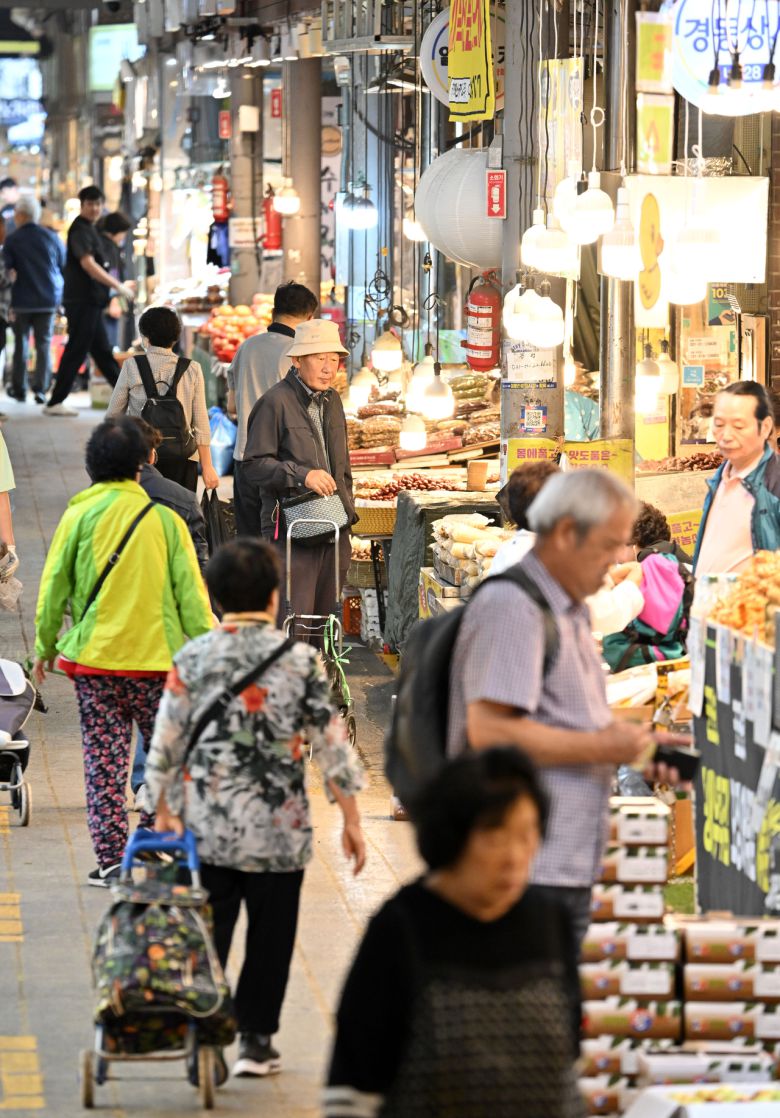 추석을 엿새 앞둔 지난 9월 30일 오전 서울 동대문구 경동시장을 찾은 시민들이 제수용품을 구매하고 있다. [헤럴드DB]