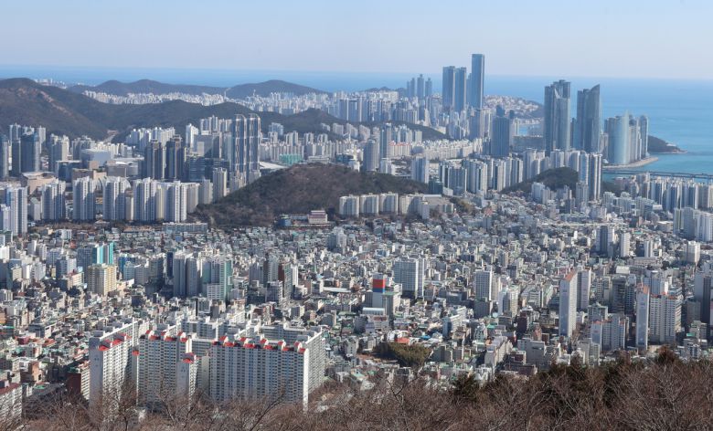 부산 수영구와 해운대구 일대 아파트와 고층빌딩 모습. [연합]