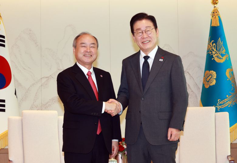 이재명 대통령이 5일 용산 대통령실에서 손정의 소프트뱅크그룹 회장과 면담에 앞서 악수하고 있다. [연합]