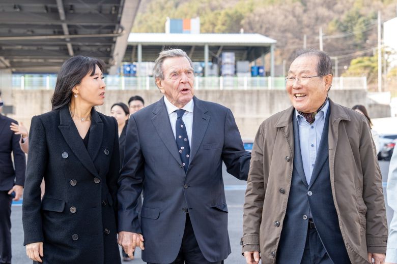 윤동한 한국콜마 회장(오른쪽)이 슈뢰더 전 독일 총리(가운데)와 김소연 슈뢰더-김 재단 이사장과 함께 세종공장을 둘러보고 있다. [콜마홀딩스 제공]