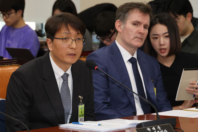 3일 국회 정무위원회에서 열린 쿠팡 개인정보 유출 사태 관련 현안질의에서 박대준 쿠팡 대표이사가 위원 질의에 답하고 있다. 오른쪽은 브랫 매티스 쿠팡 최고 정보 보호 책임자(CISO). [연합]