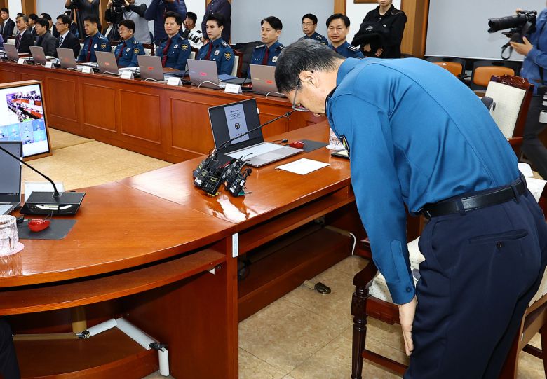 유재성 경찰청장 직무대행이 1일 서울 서대문구 경찰청에서 전국 경찰 지휘부 화상회의를 주재하며 12·3 비상계엄 당시 국회 출입을 통제한 경찰의 행위에 대해 대국민 사과를 하고 있다. [연합]