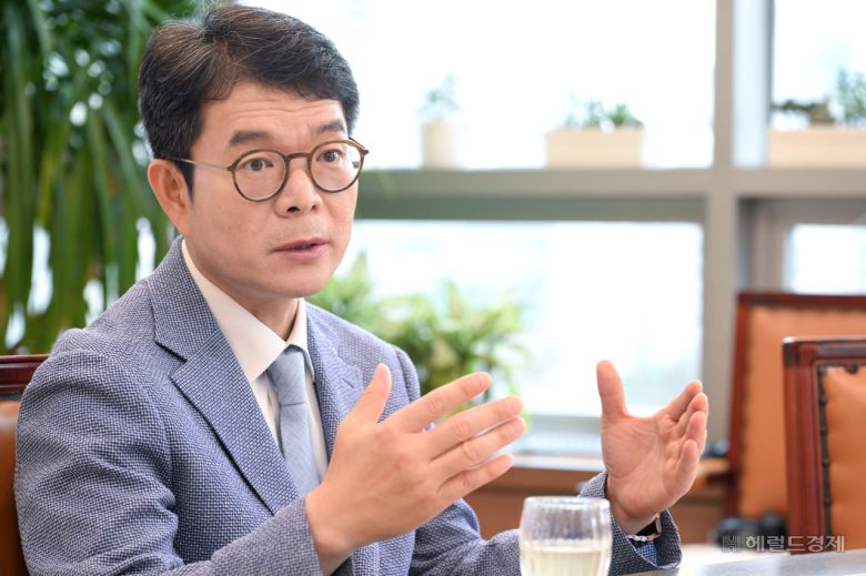 정원오 성동구청장이 2022년 7월 7일 서울 성동구 성동구청 집무실에서 본지와 인터뷰를 하고 있다. [사진=임세준 기자/jun@]