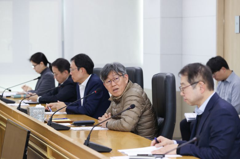 김이탁 국토교통부 제1차관이 지난 8일 오후 국정과제 및 주택 공급대책 추진상황 등을 점검 중이다.[국토부 제공]