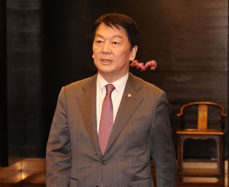 안철수 국민의힘 의원이 11월 19일 장동혁 당 대표가 주재하는 중진의원들 모임에 참석하기 위해 서울 여의도에 있는 한 식당으로 들어가고 있다. [연합]