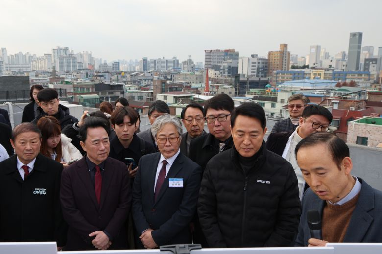 오세훈 서울시장이 10일 서울 영등포구 대림동 대림1구역 재개발 현장을 찾아 사업 추진 현황을 점검하고 있다. [연합]